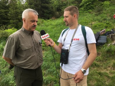 Nadleśniczy Andrzej Kudełka udzielający wywiadu dla radia CCM
